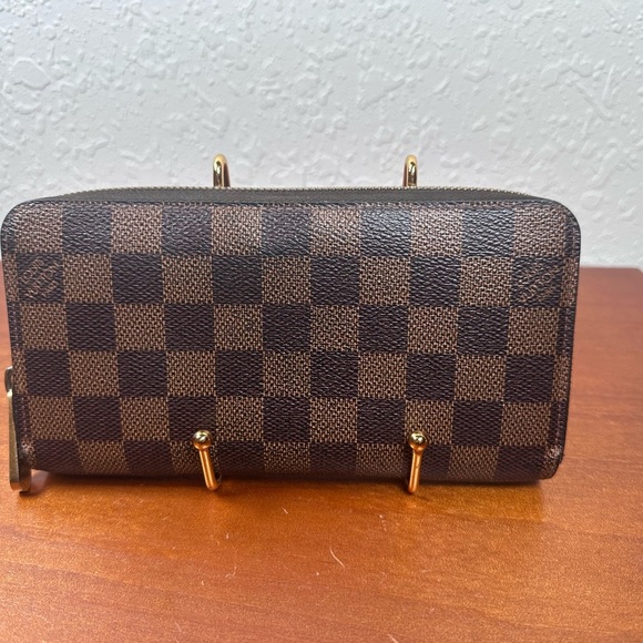 LOUIS VUITTON Damier Ebene Zippy Wallet
Long Wallet CA3112 - Picture 4 of 15